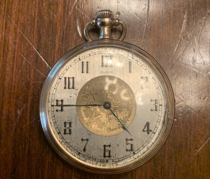 Montre de poche ancienne du XIXe siècle