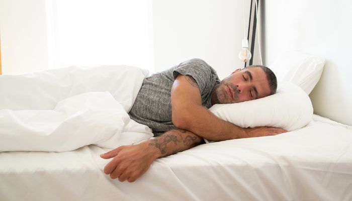 Femme dormant paisiblement sur le côté gauche