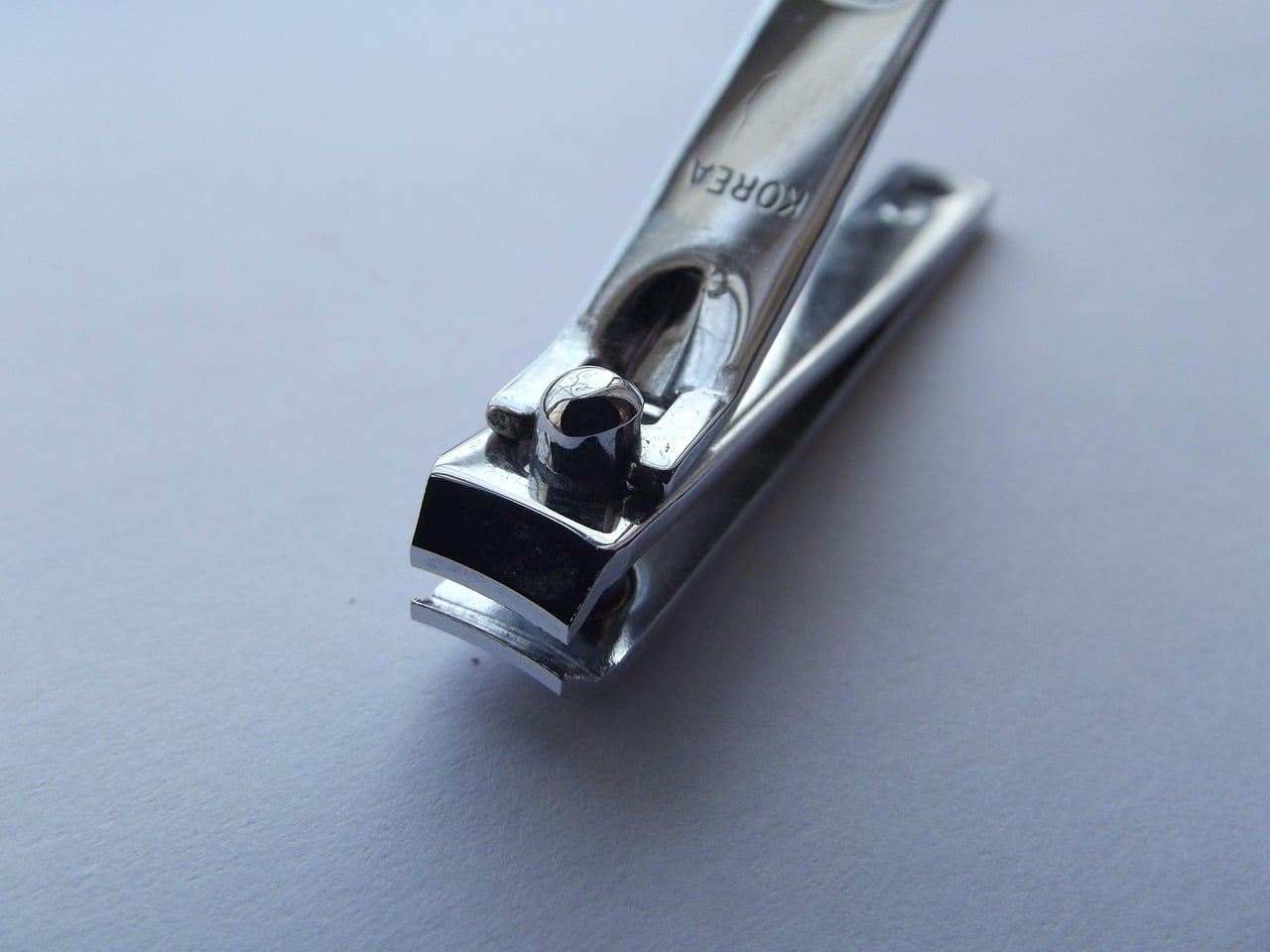 Gros plan sur le trou d'un coupe-ongles en métal