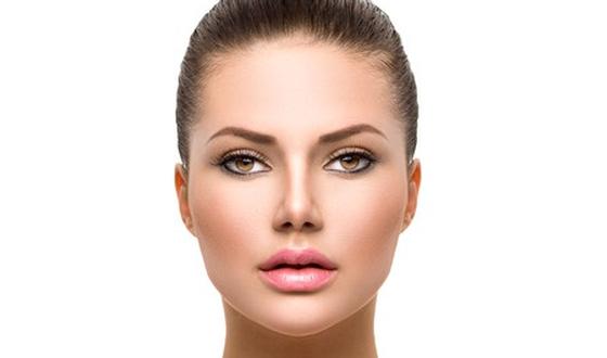 Femme appliquant un soin naturel sur son visage