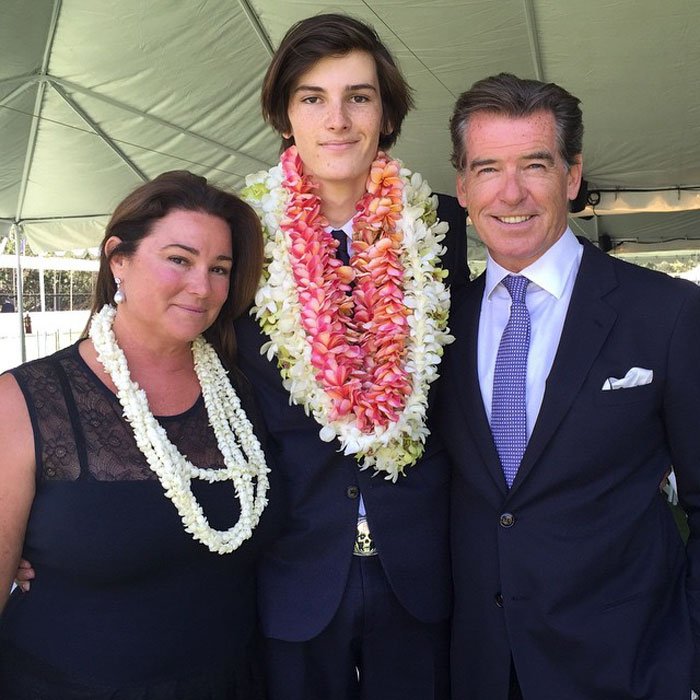 Le couple Brosnan souriant et complice lors d'une sortie publique