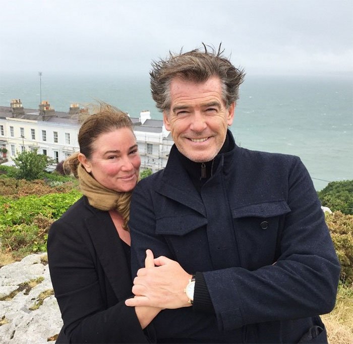 Pierce Brosnan et son épouse main dans la main, affichant une complicité évidente