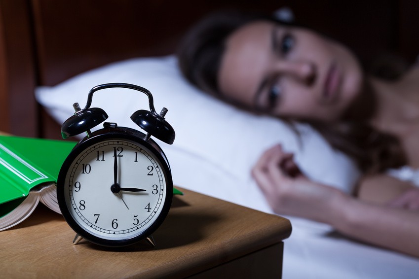 Illustration symbolique d'un réveil nocturne et d'une horloge