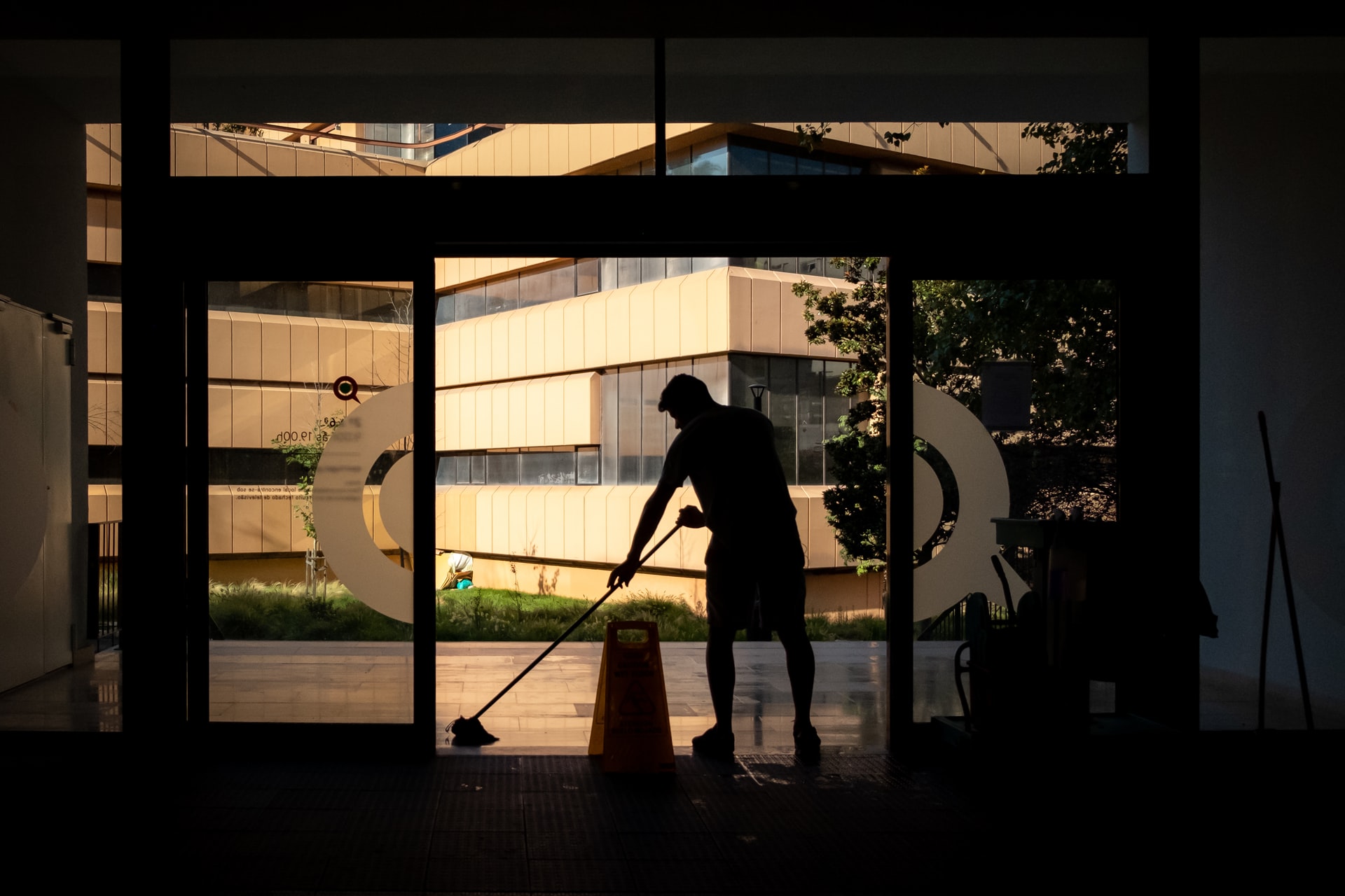 Entrepreneure jeune femme dans le secteur des services de nettoyage