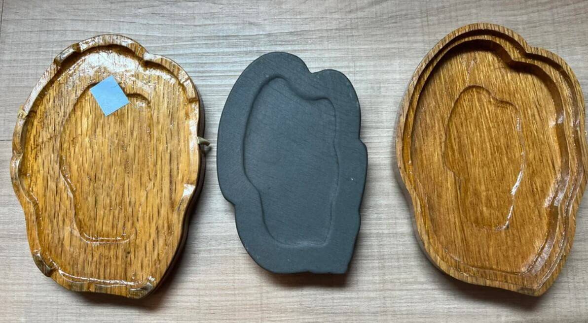 Boîte en bois sculpté avec un couvercle, utilisée comme encrier chinois