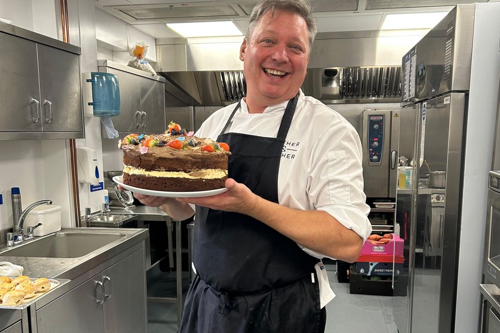 Chef Spencer Richards dans une cuisine professionnelle