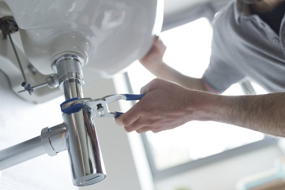 Nettoyage manuel d'un siphon d'évier