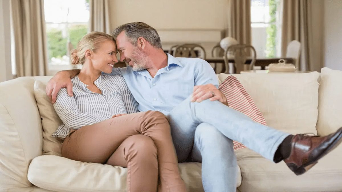 Couple heureux composé d'une femme et d'un homme plus âgé discutant tranquillement