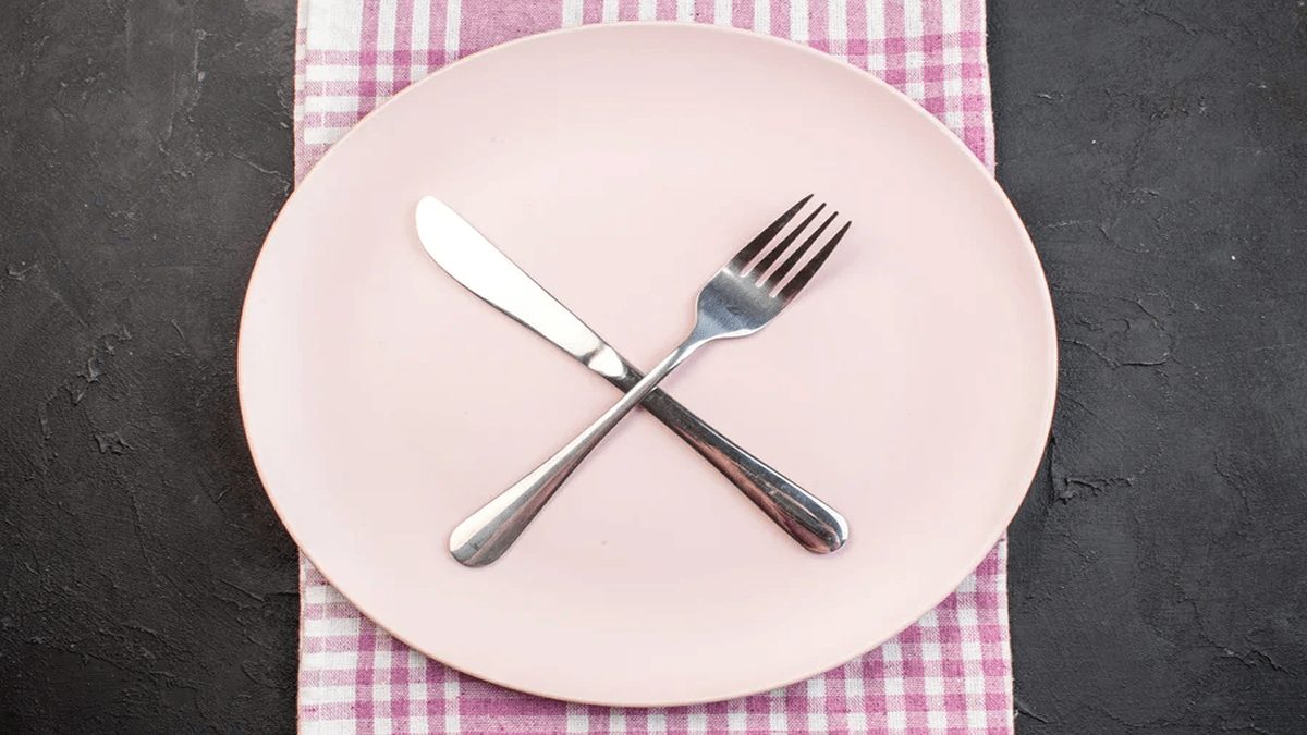 Couverts disposés parallèlement sur une nappe élégante