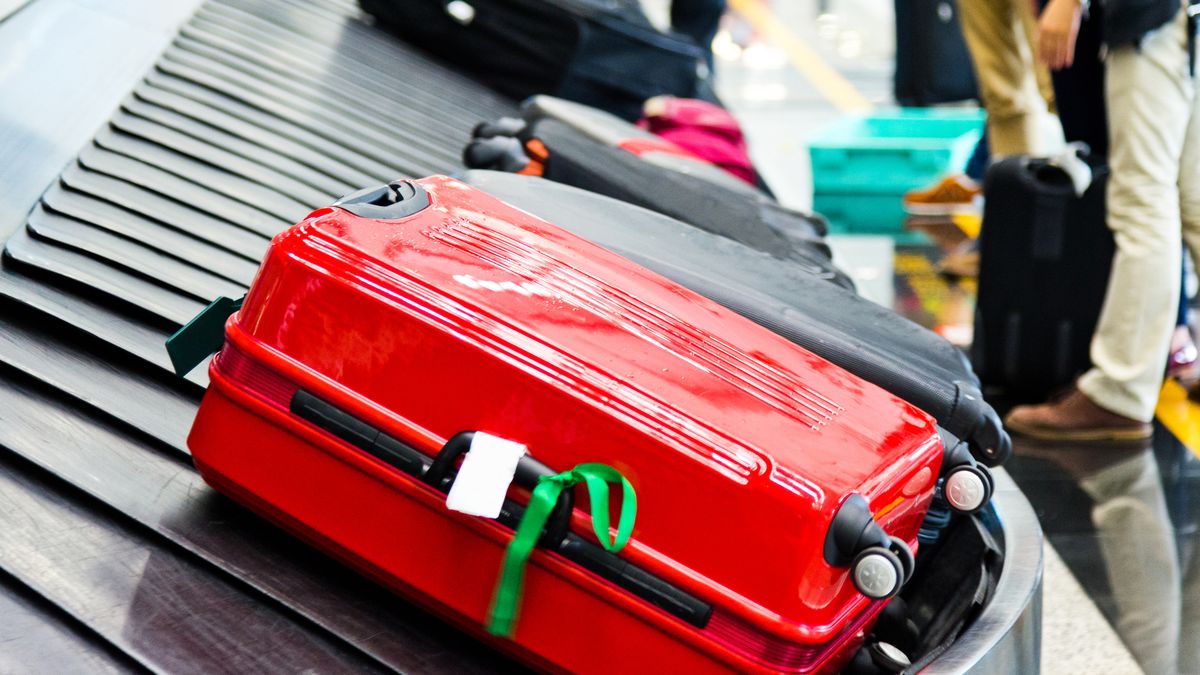 Valises sur un tapis roulant d'aéroport