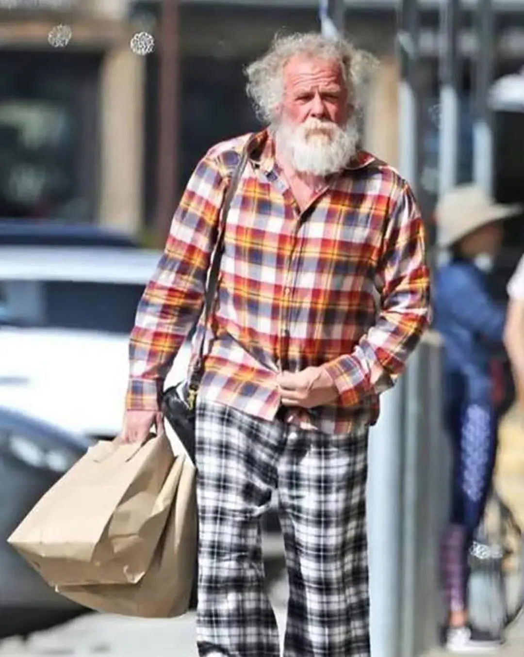 Nick Nolte aujourd'hui, à 85 ans, avec une barbe blanche et une allure décontractée