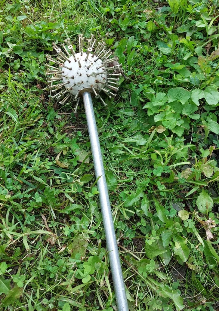 Boule en bois décorative avec des vis