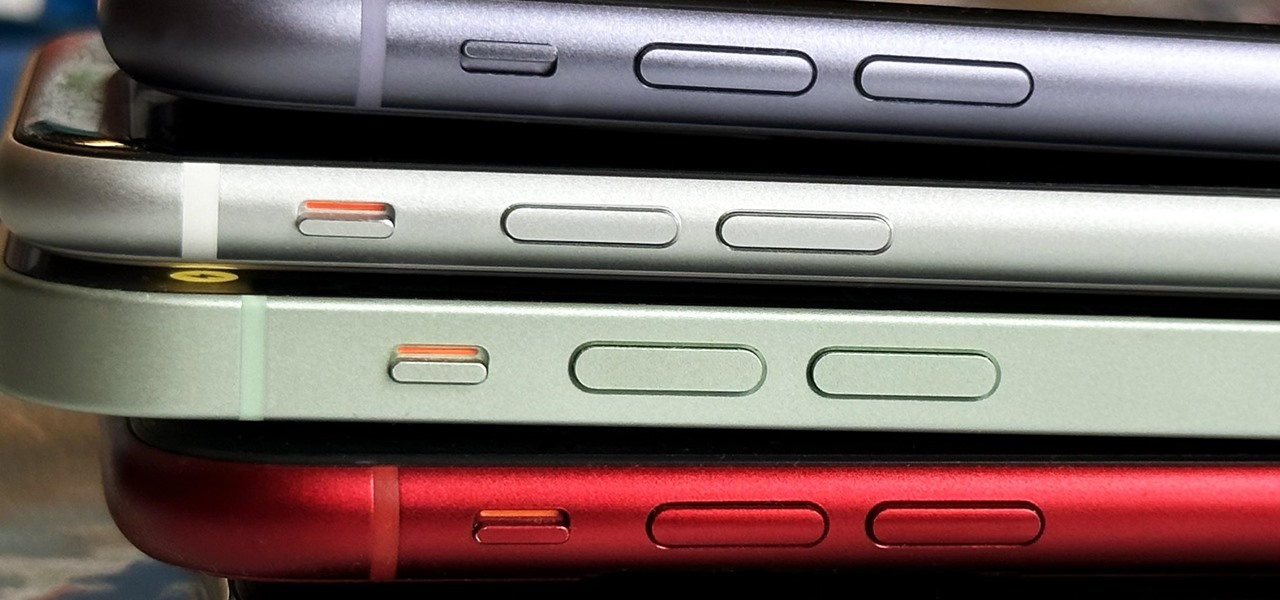 Comparaison d'un écran de téléphone en mode clair et en mode sombre