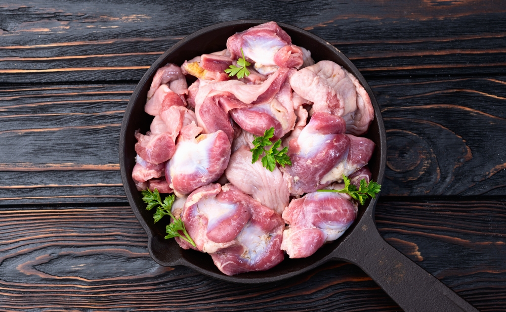 Préparation de gésiers de poulet dans une poêle