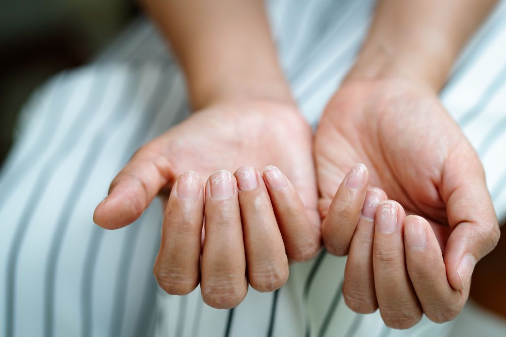 Femme portant des gants de ménage
