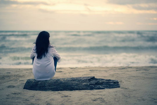 Femme réfléchissant près d'une fenêtre, évoquant la solitude et la connexion