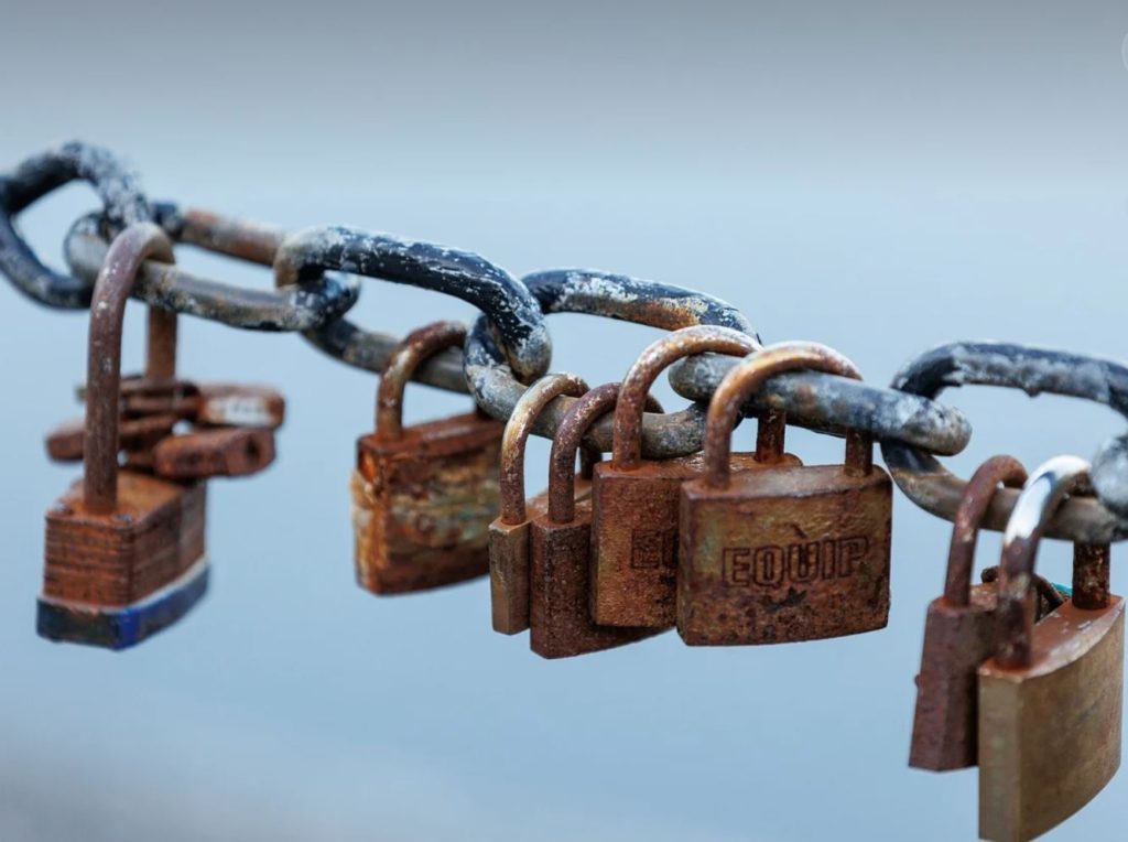 Cadenas correctement orienté pour faciliter le drainage par le trou