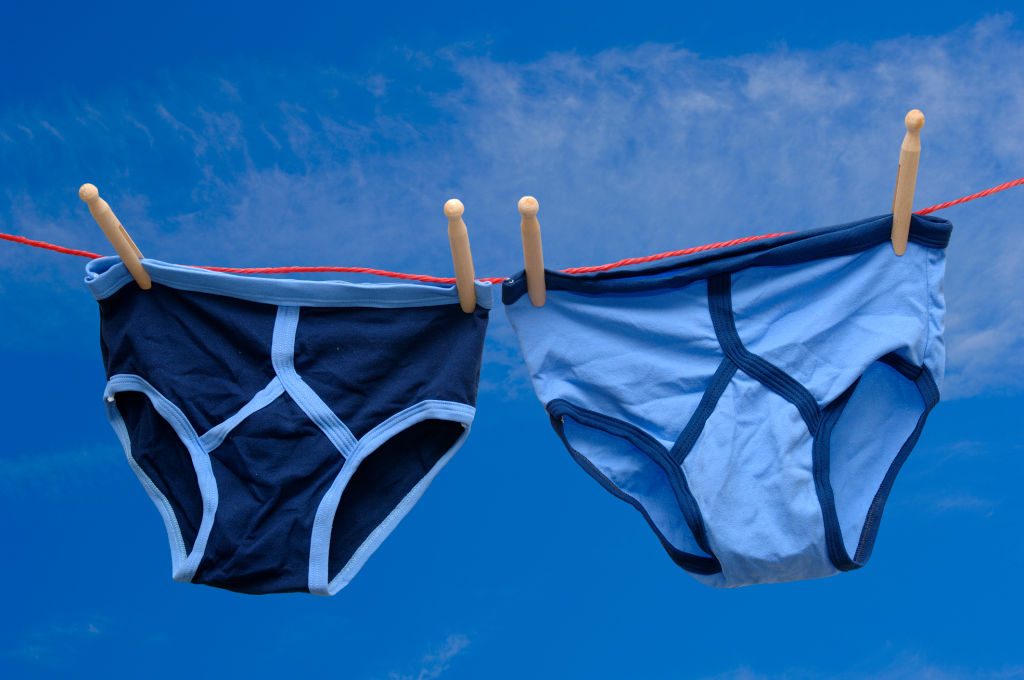 Personne active en tenue de sport, essuyant de la transpiration sur son front