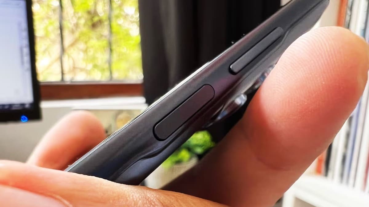 Personne tenant un téléphone qui sonne en réunion