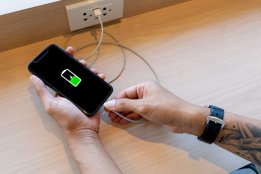 Chargeur endommagé avec des fils apparents