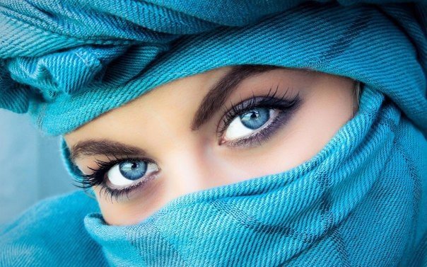 Portrait d'une personne aux yeux bleus clairs et perçants