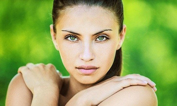 Regard intense d'une femme aux yeux verts lumineux