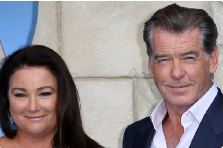 Pierce Brosnan et Keely Shaye Smith se regardant avec complicité