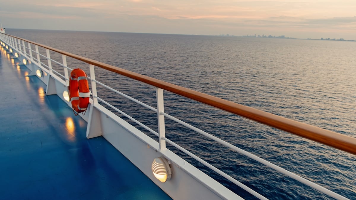 Paquebot de croisière voguant sur une mer calme au coucher du soleil