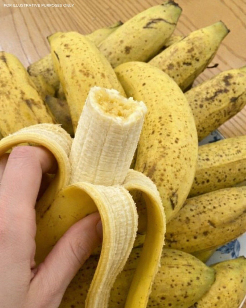 Planche en bois avec des bananes mûres et des noix, vue de dessus