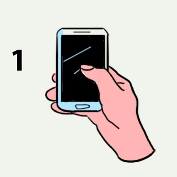 Personne tenant un téléphone d'une seule main et tapant avec le pouce