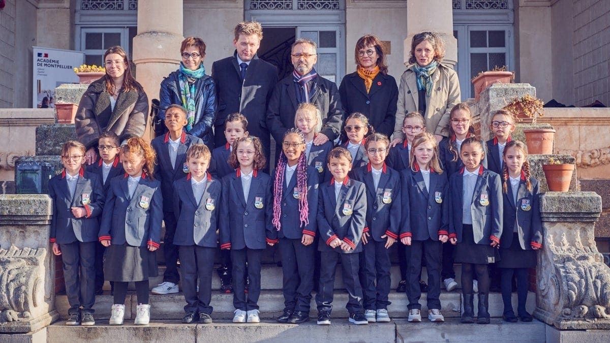 Une photo des élèves avec leurs uniformes