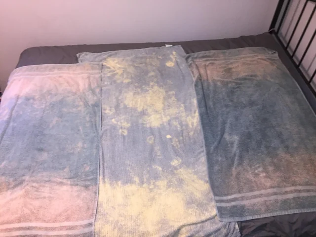 Gouttes d'eau rouillées tombant sur un tissu