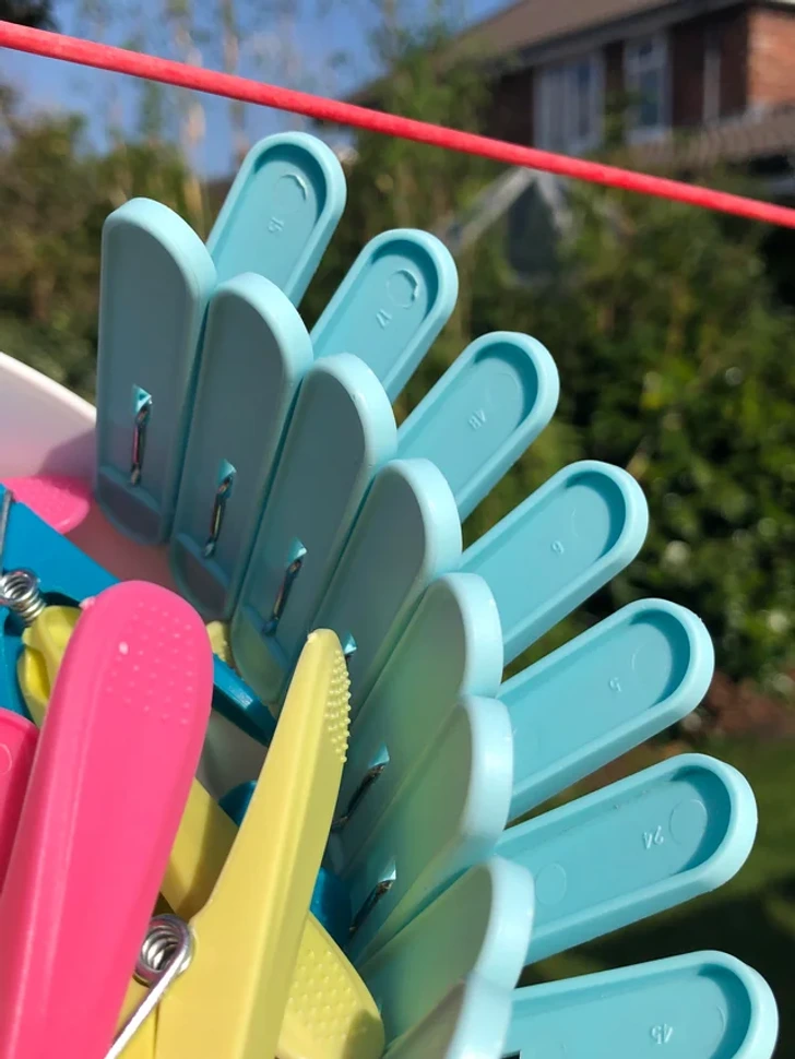 Pinces à linge avec des numéros gravés
