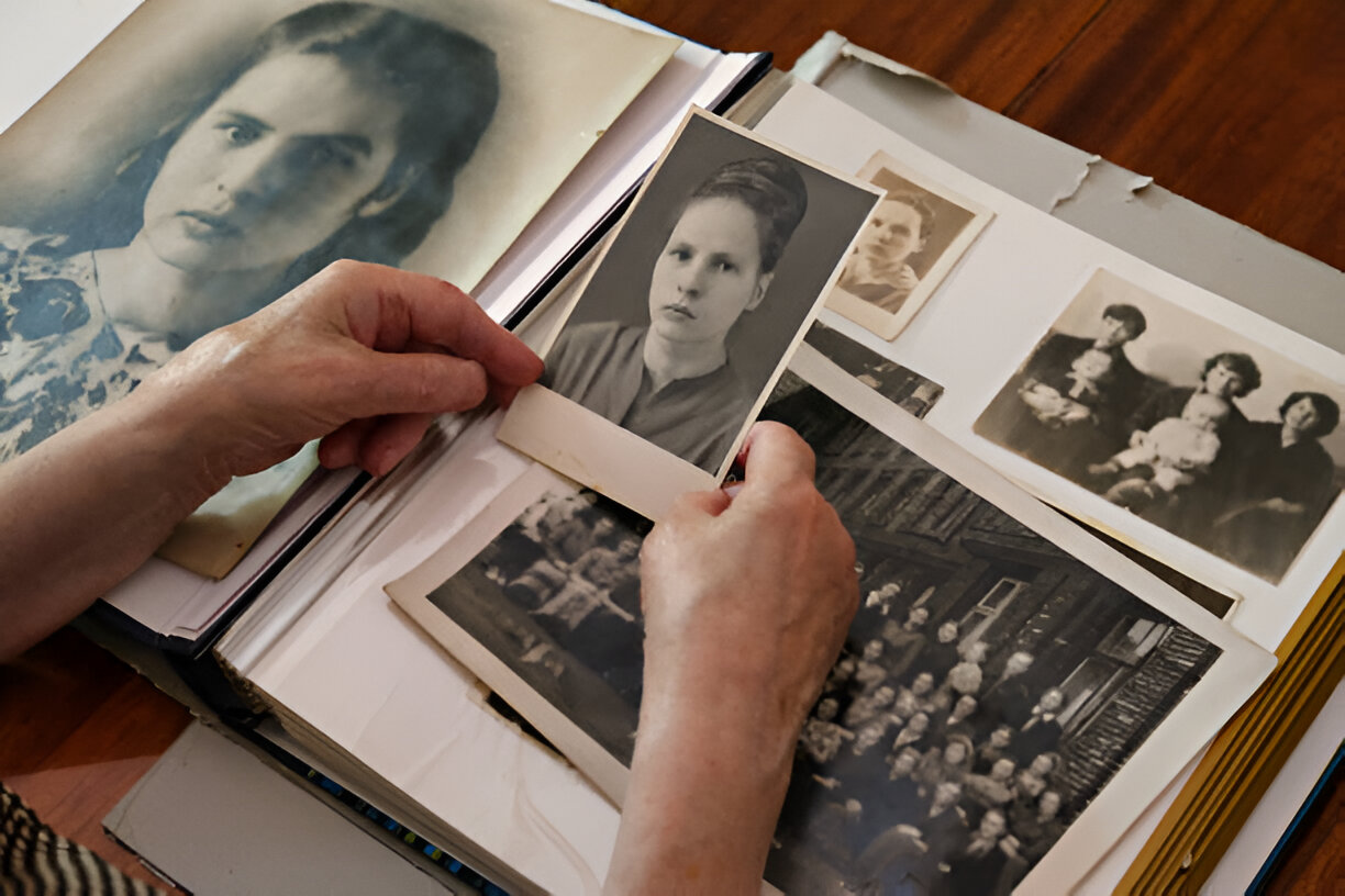 Vieilles photographies en noir et blanc éparpillées sur une table en bois