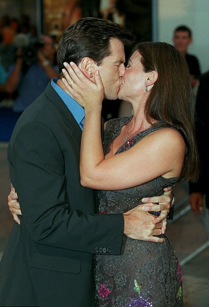 Pierce Brosnan et Keely Shaye Smith se regardant avec tendresse