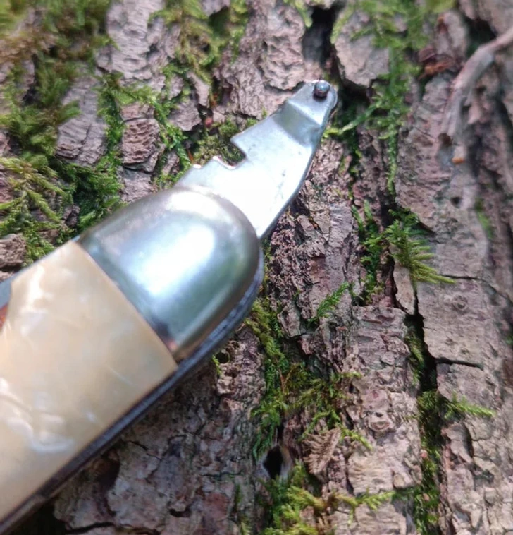 Couteau de poche avec une petite molette ronde sur le manche