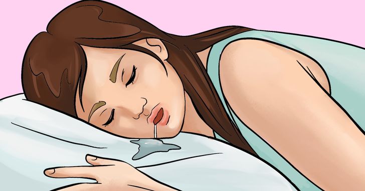 Femme se réveillant le matin, touchant son oreiller