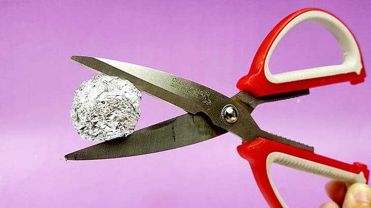 Aiguiser des ciseaux avec du papier aluminium 