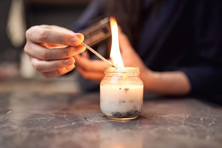 Allumer une bougie parfumée