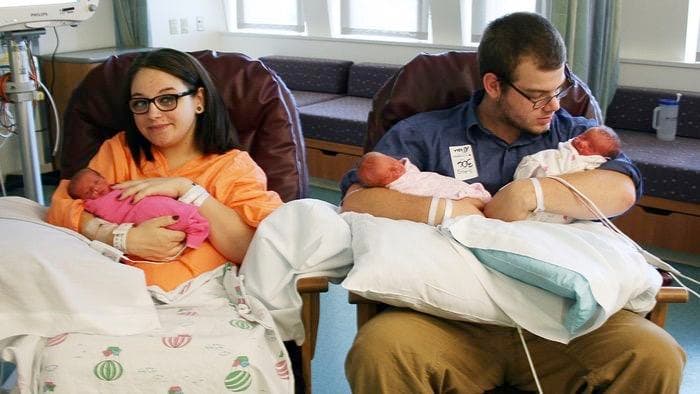 Amber et Logan qui tiennent leurs bébés dans les bras