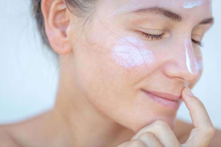 Appliquer de l’après solaire sur le visage