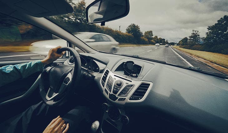 Automobiliste conduisant une voiture