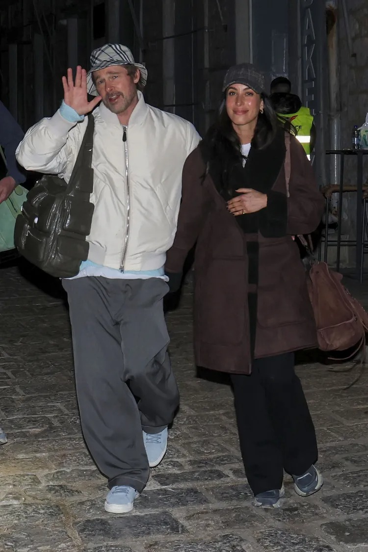 Brad Pitt et Inès de Ramon marchant dans une ruelle d'Hydra