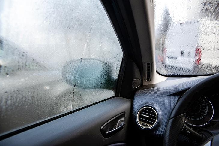 Buée sur la vitre de la voiture