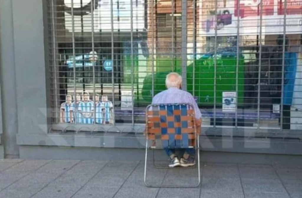 Carlos Beja regardant le match par la fenêtre