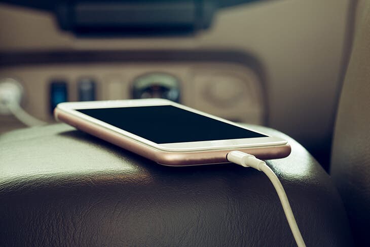 Charger son téléphone dans sa voiture 