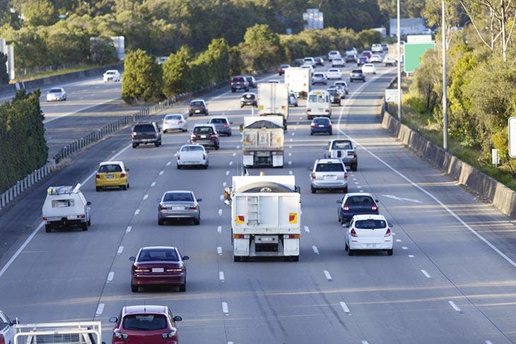 Circulation sur une autoroute. 