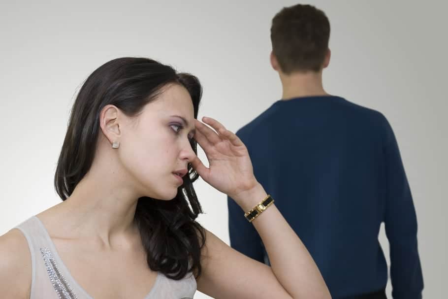 Femme réfléchissant à une relation