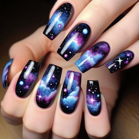 Conception d'ongles longs inspirés de la galaxie