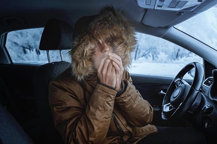 Conducteur ayant froid à l’intérieur de sa voiture